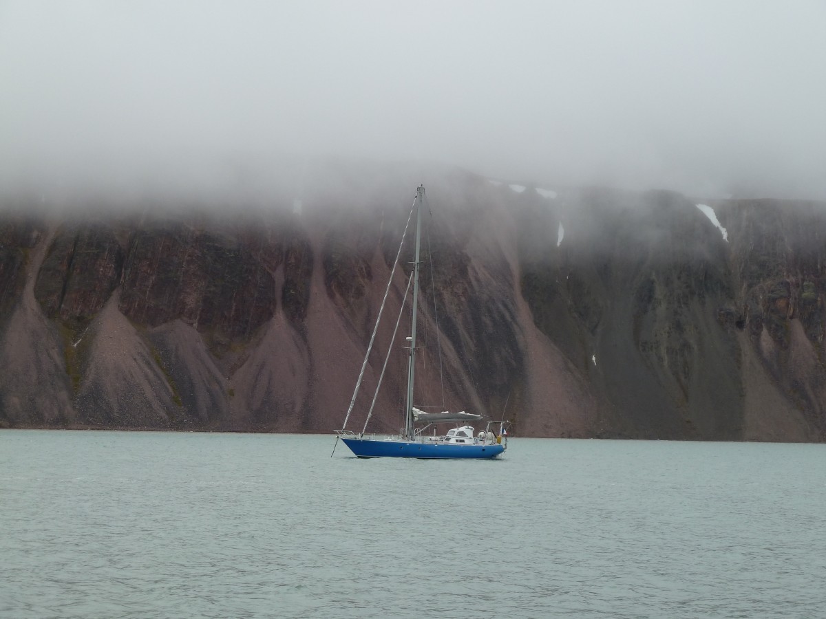 Libertaire and the colorful cliffs of Faksevaagen