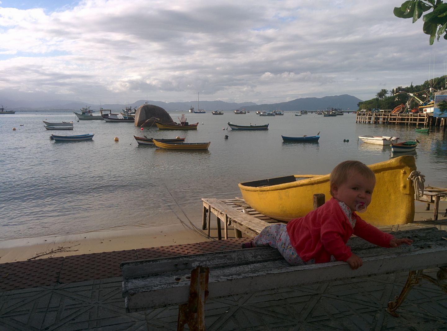 This Monday, Libertaire sets course for Buenos Aires, after 3 days anchored 10 miles north of Florianopolis at Governador Celso Ramos, a charming fishing village. A brief stop but a decent weather window to head south presents itself and the season is advancing...