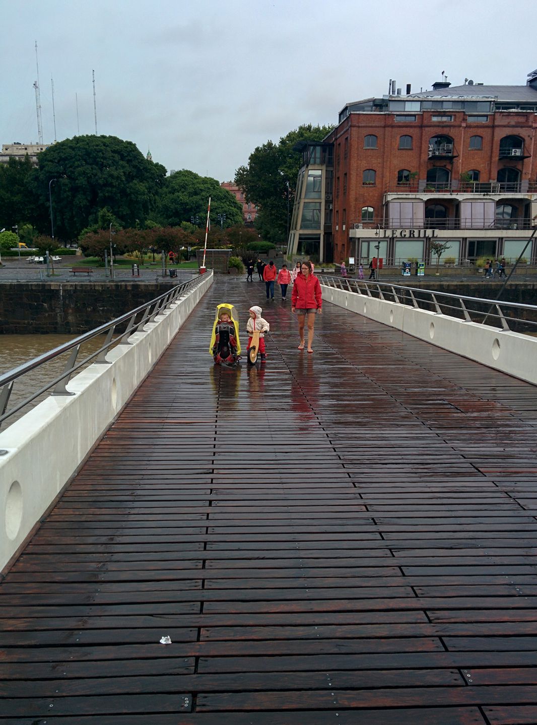 After 5 days in the Argentine capital, we're leaving Buenos Aires this morning, heading to Mar del Plata 200 miles south... in the rain! Have a good week everyone!