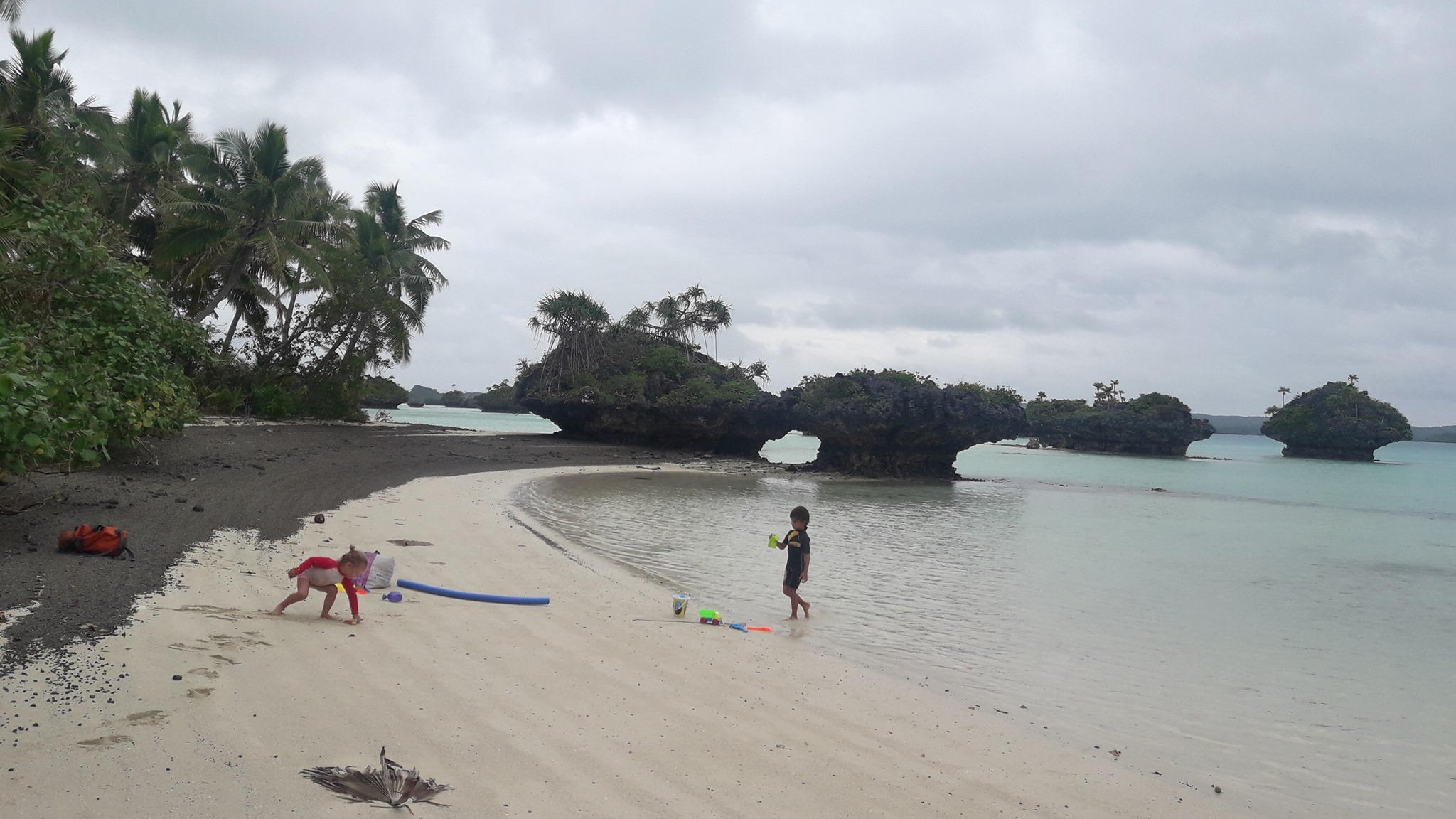 Plage recouverte de pierres ponces, Fulaga