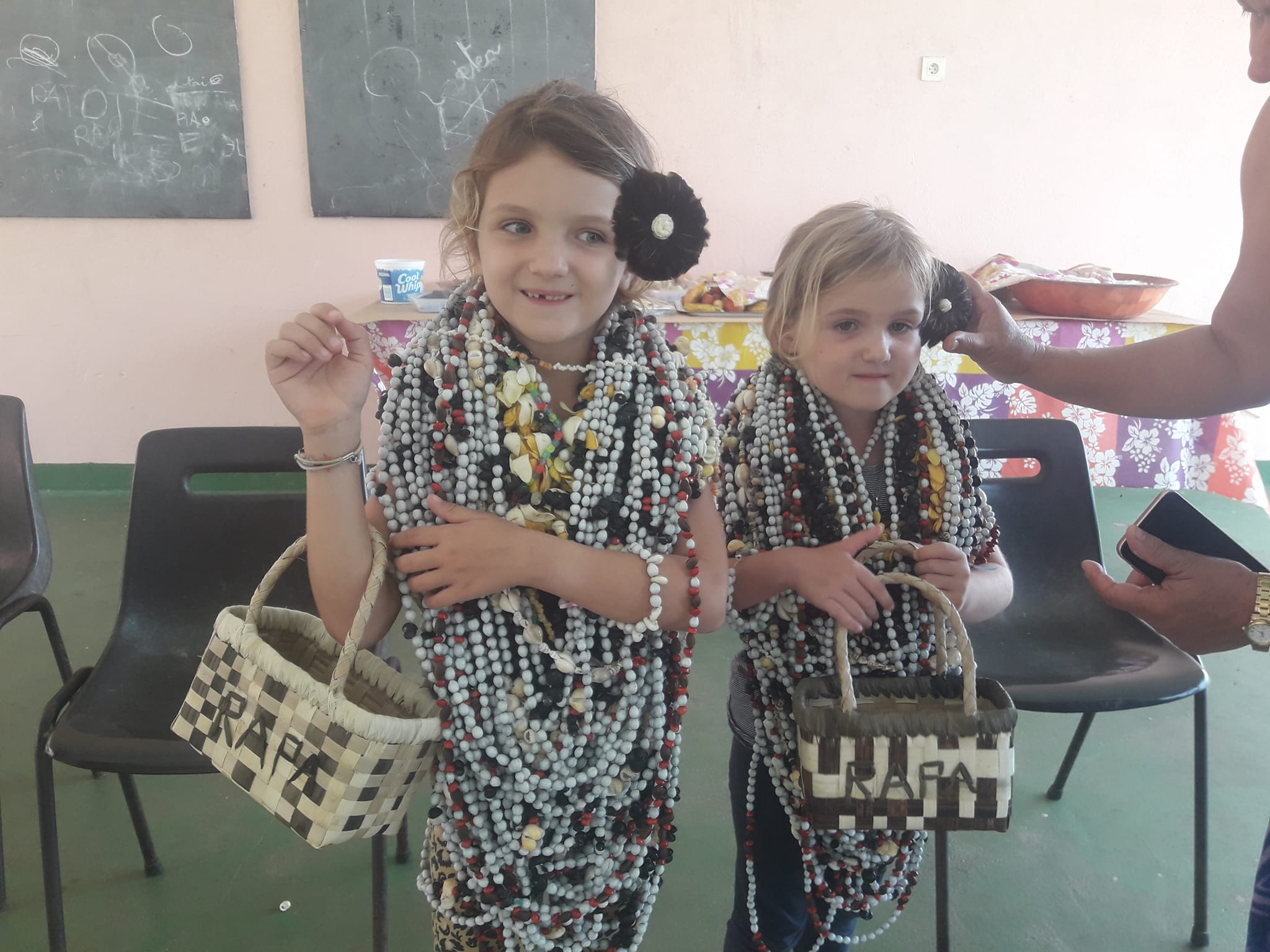 The girls received many gifts for our departure! Thank you !!