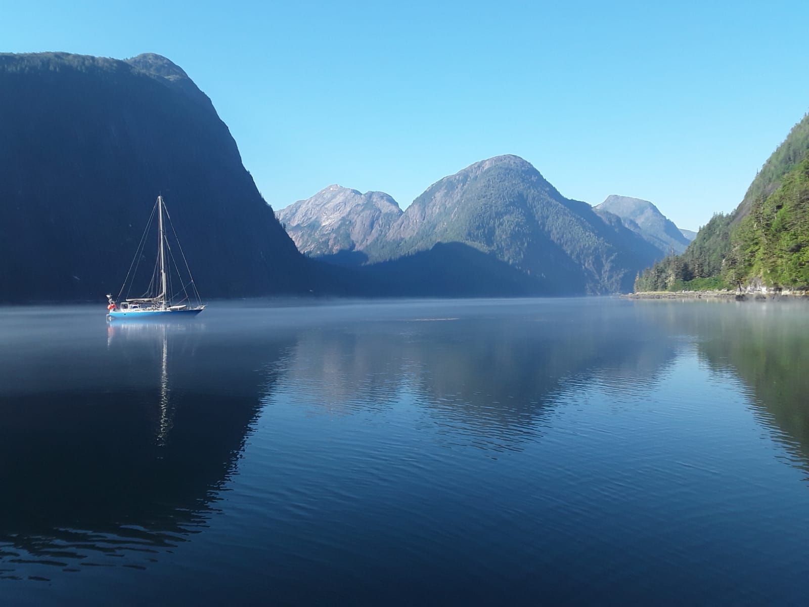 Libertaire anchored at Kynoch in the early morning (photo Kalim)