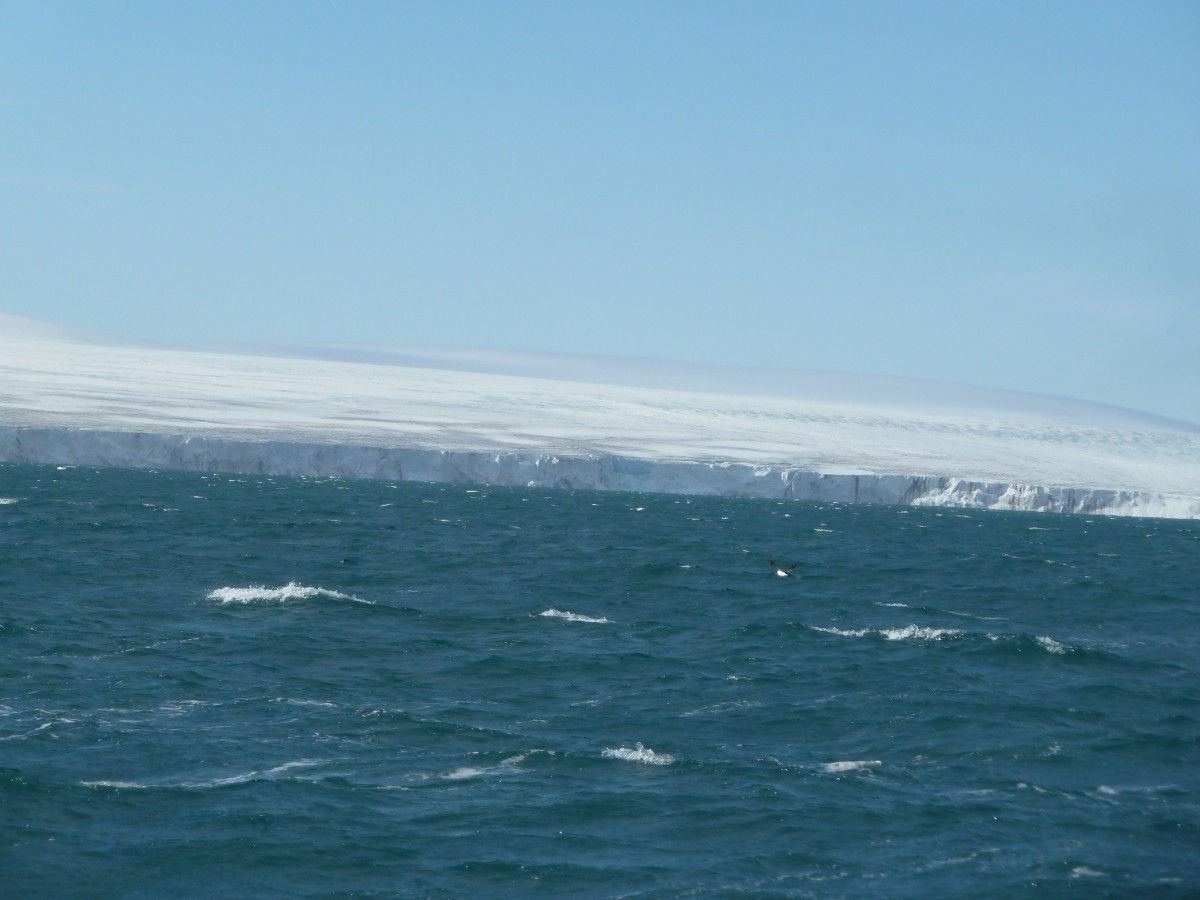 Falaises de glace en descendant l'Hinloppenstretet