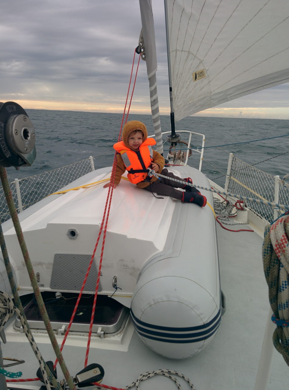 Nina en mer vers Belle-Île, les voiles en ciseau