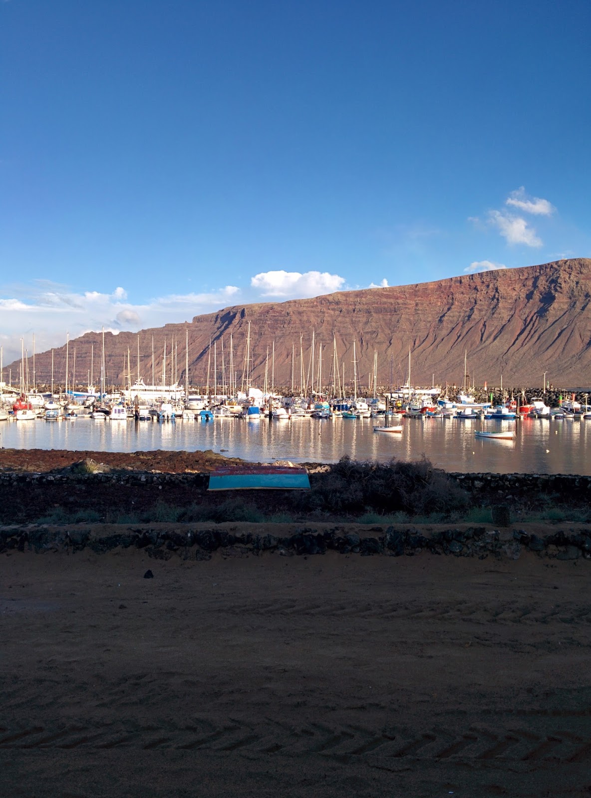 Lanzarote en arrière plan du port de la Caleta del Sebo