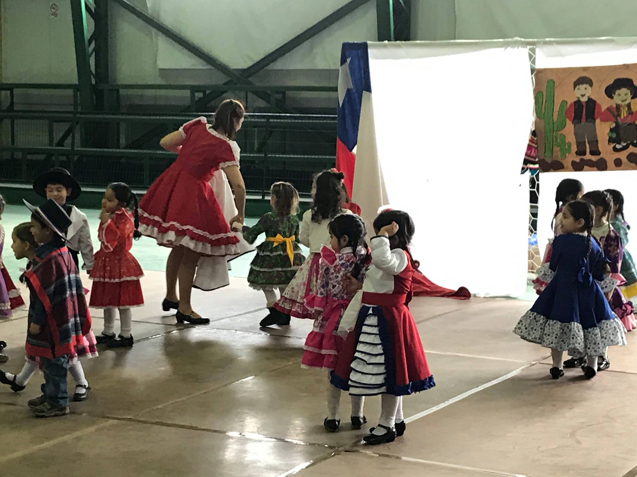 Fête de l'école en robes traditionnelles