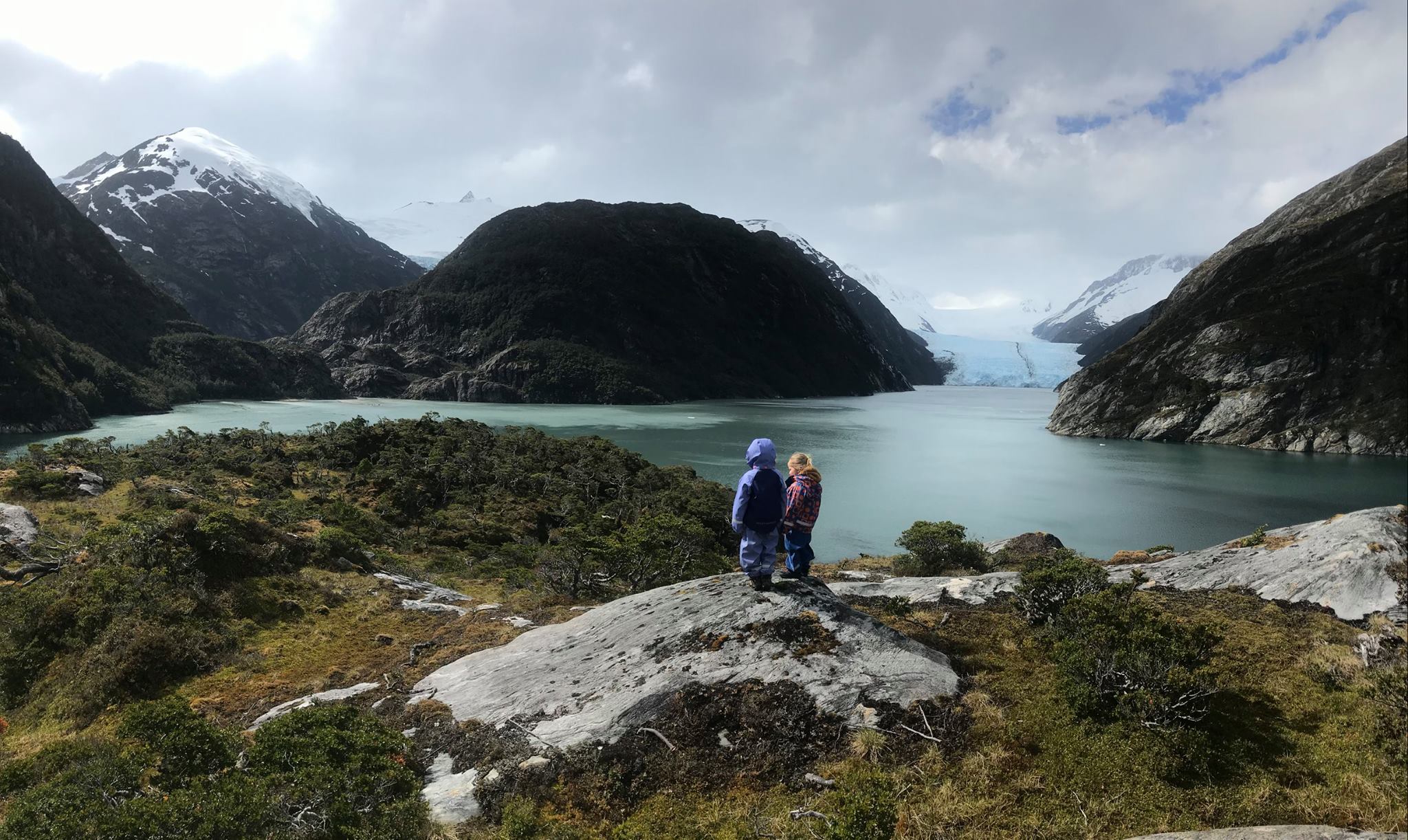 Seno Garibaldi, les filles devant le glacier
