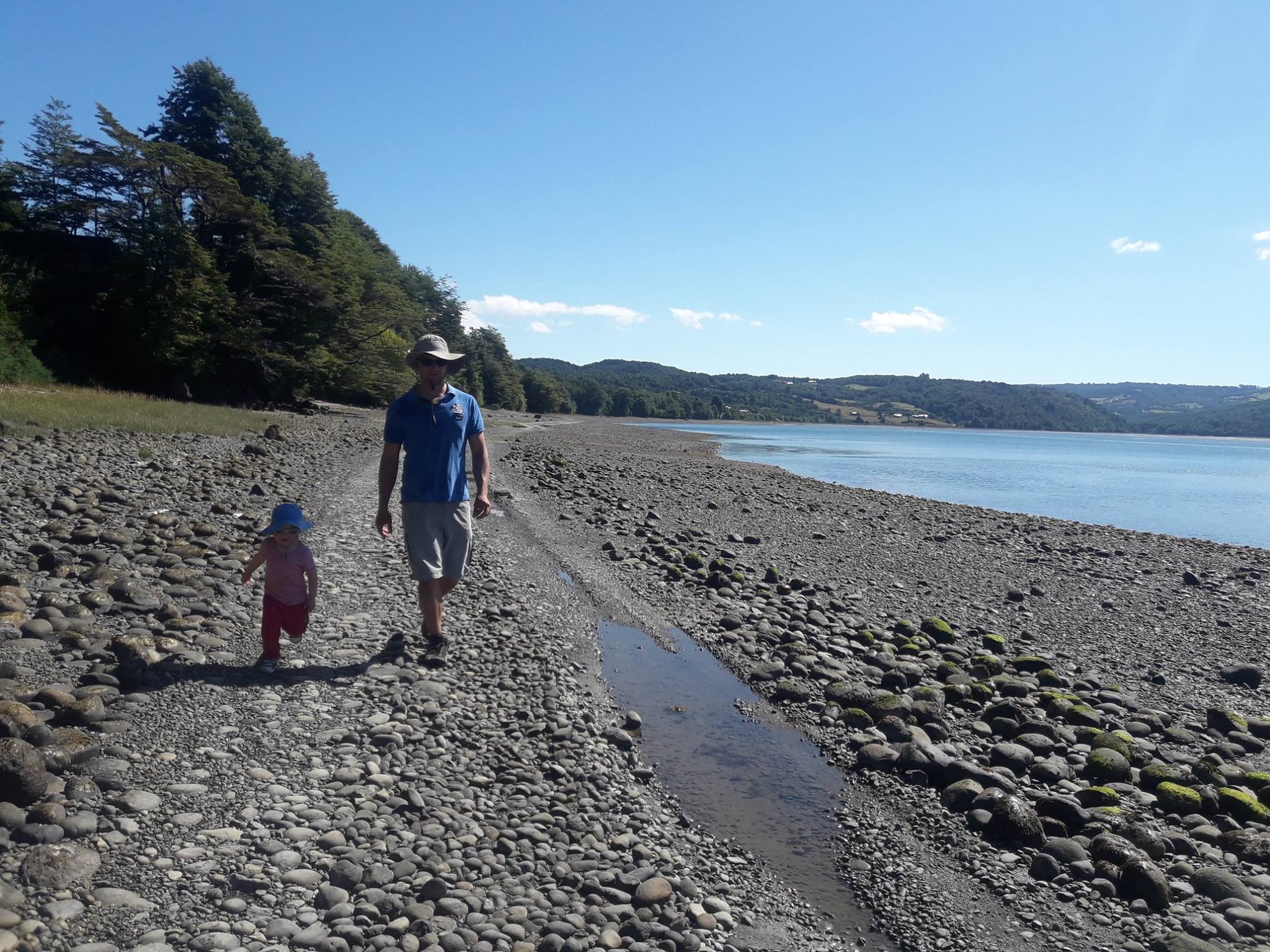 Sur la plage à marée basse