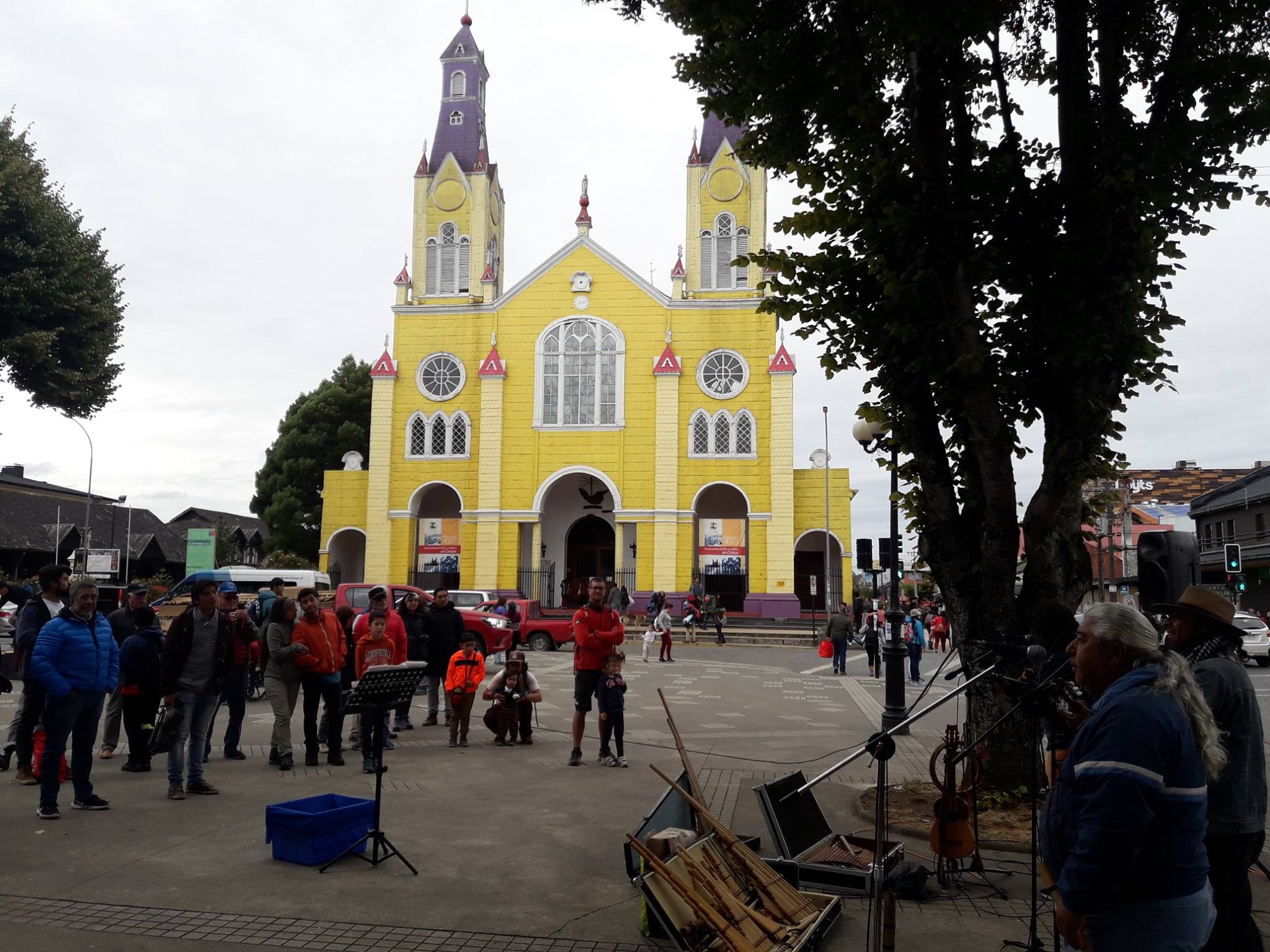 Sur la place de l'église, plaza de Armas à Castro