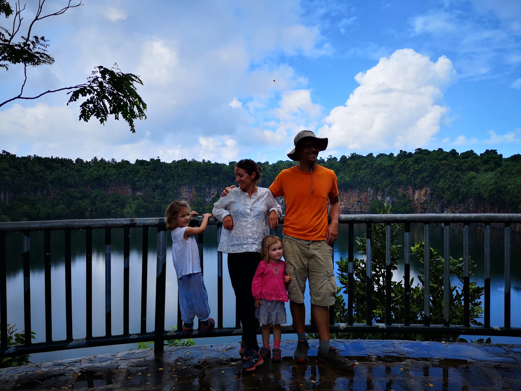 Devant le lac Lalolalo