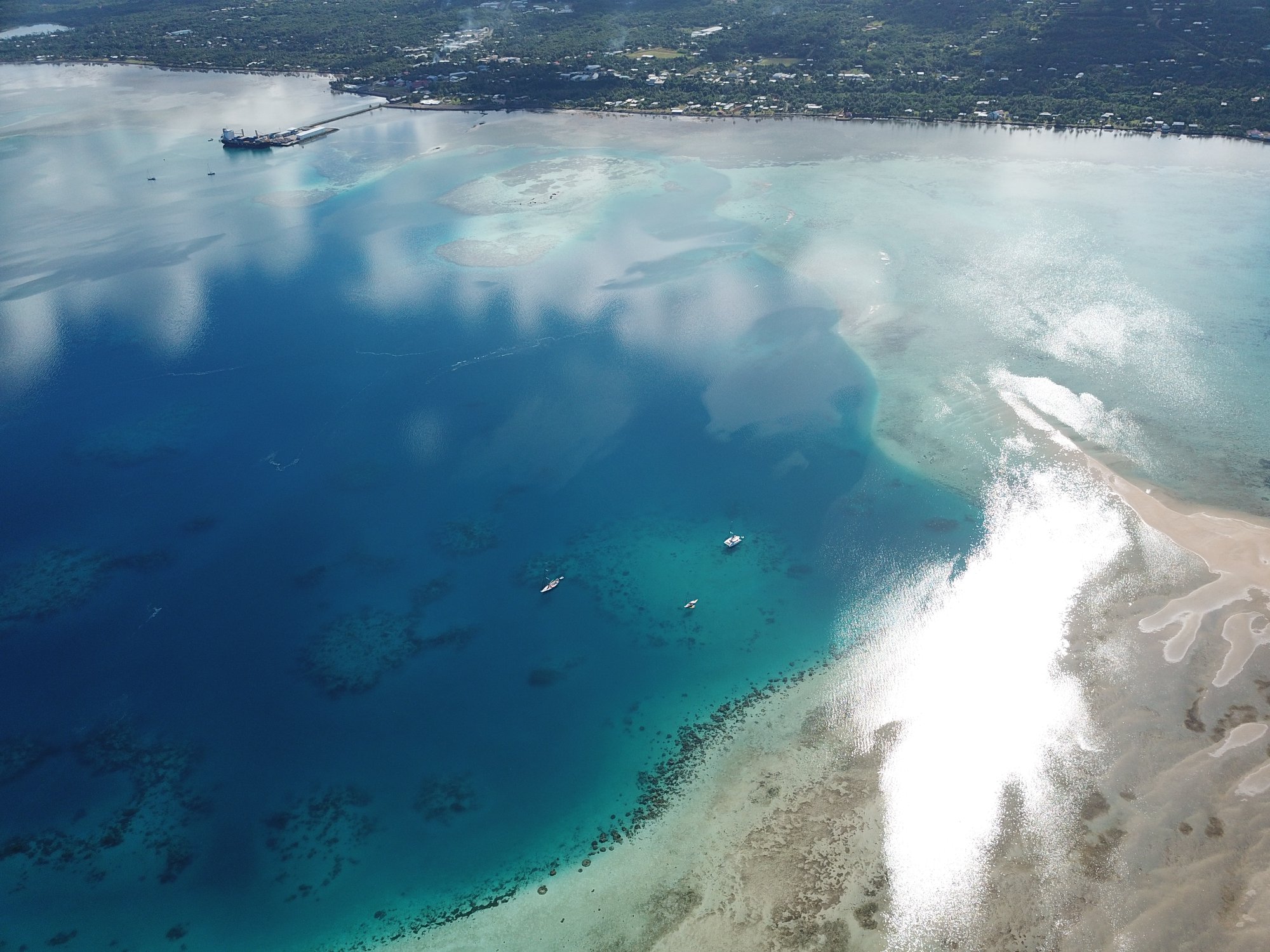 Vue sur le mouillage et le wharf de Mata Utu