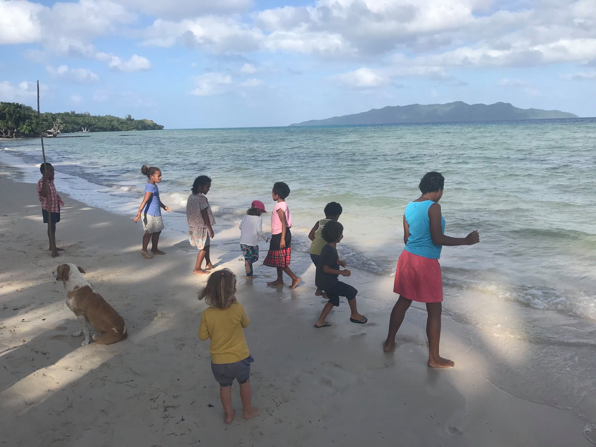 Avec les enfants du village sur la plage, Susui