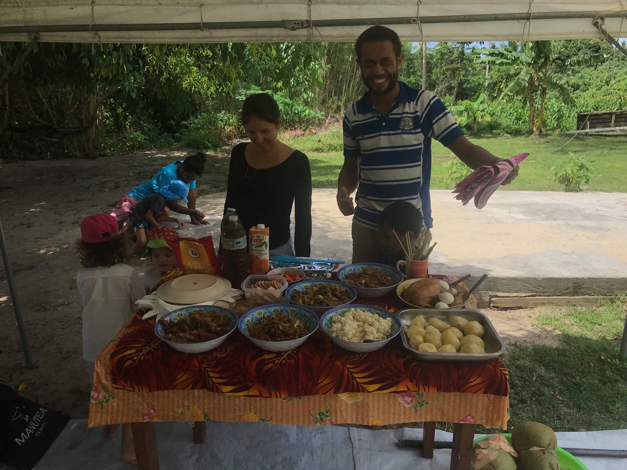 On est invité à déjeuner par l'institutrice de Susui, régal en perspective!