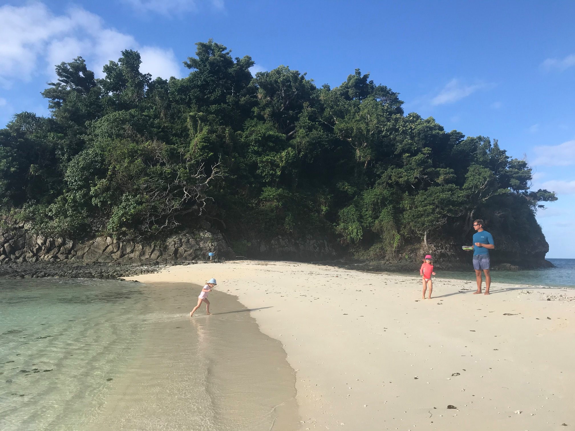 Plage de sable devant Bavatu