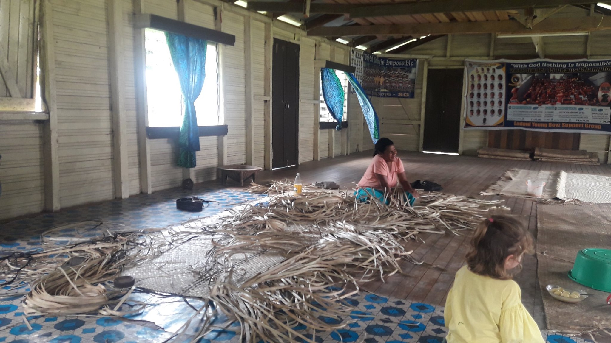 La salle communale du village de Lomati, tissage de natte, Makutu