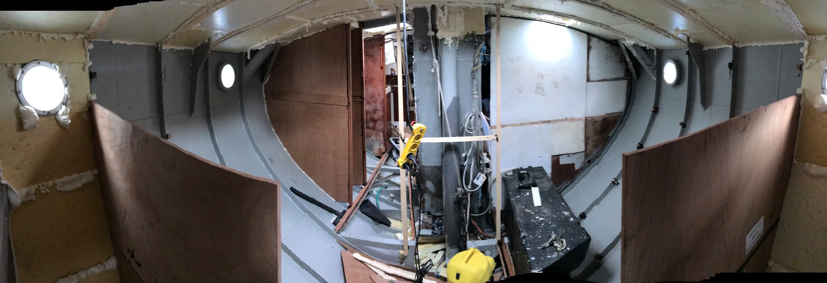 Isolation du plafond faite, menuiserie en cours