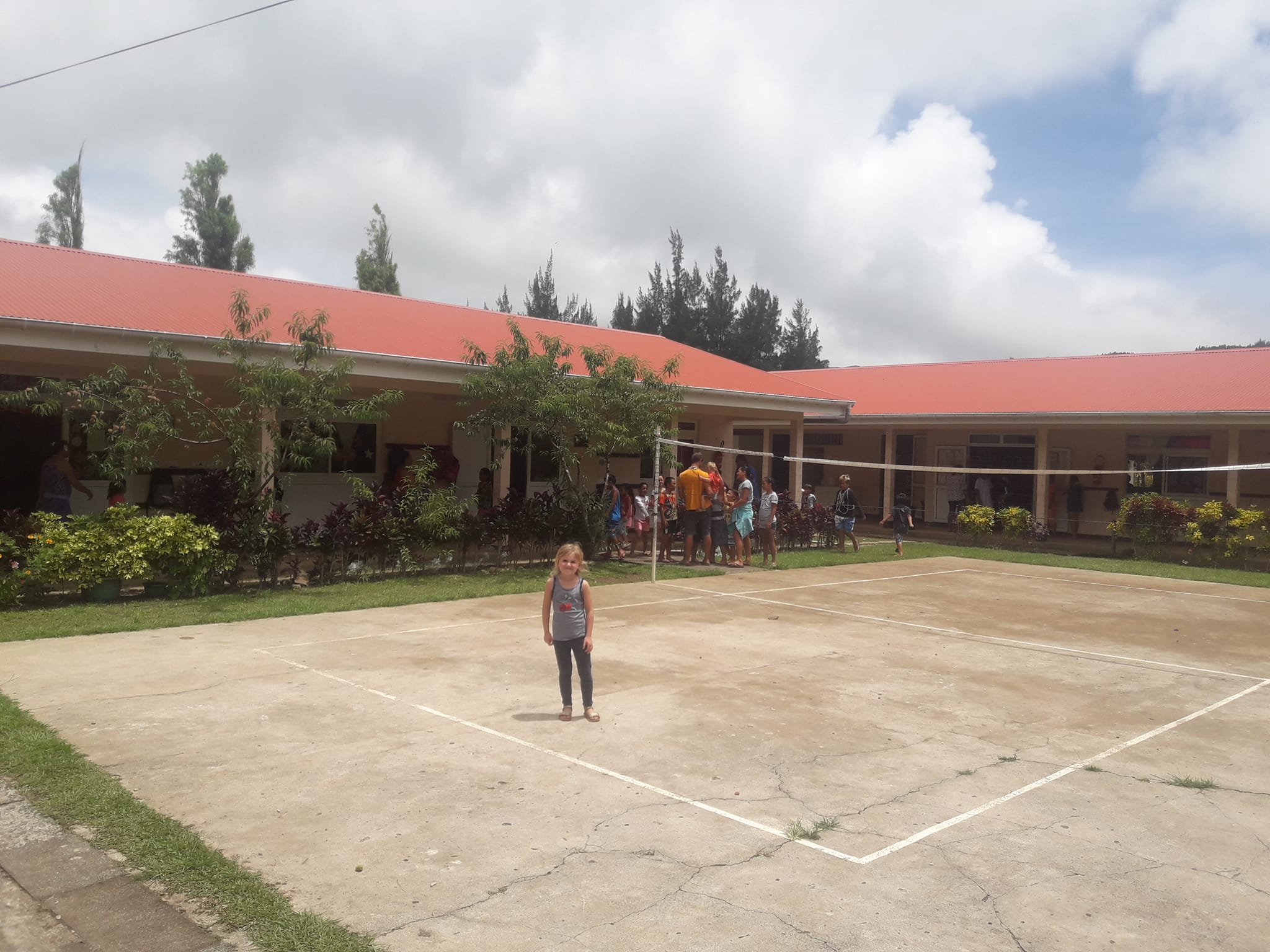 Diane dans la cour de l'ecole