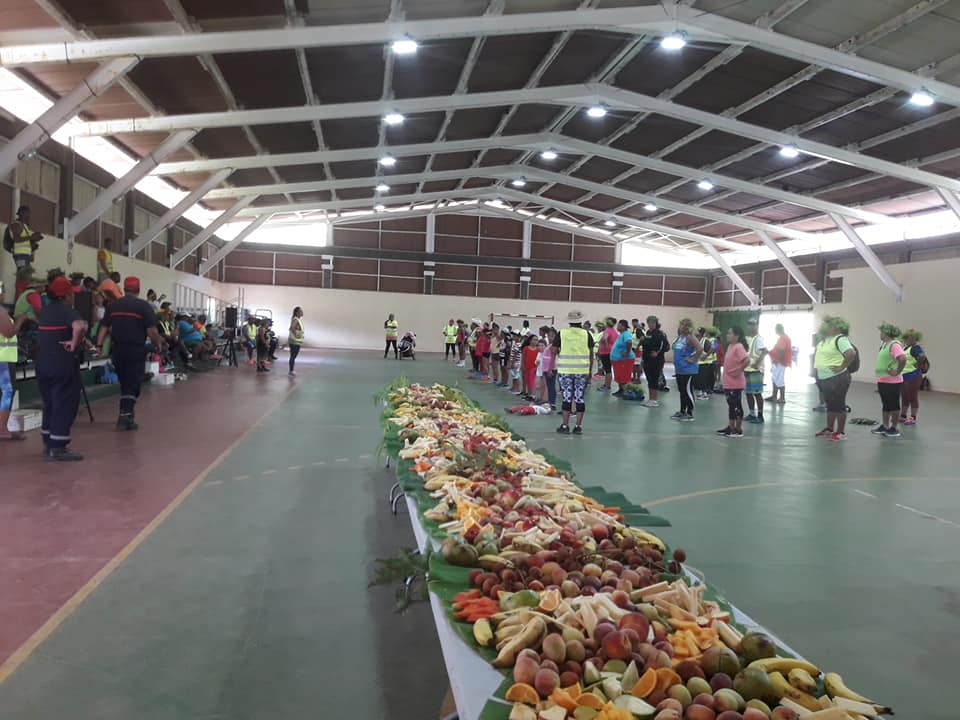 Buffet de fruits après le sport! Sortie scolaire