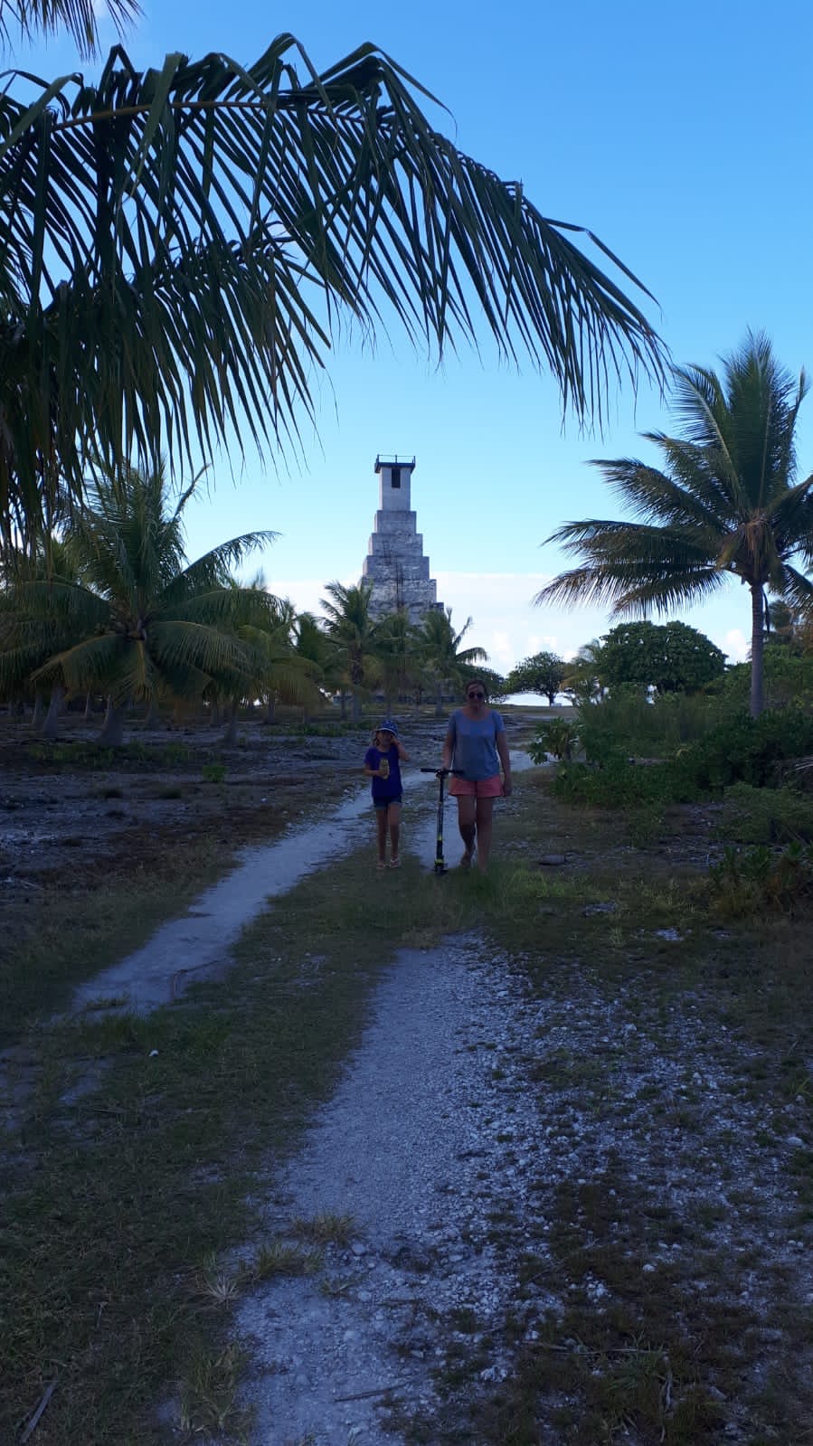 Isabelle et Nina devant l’ancien phare de Topaka, Fakarava