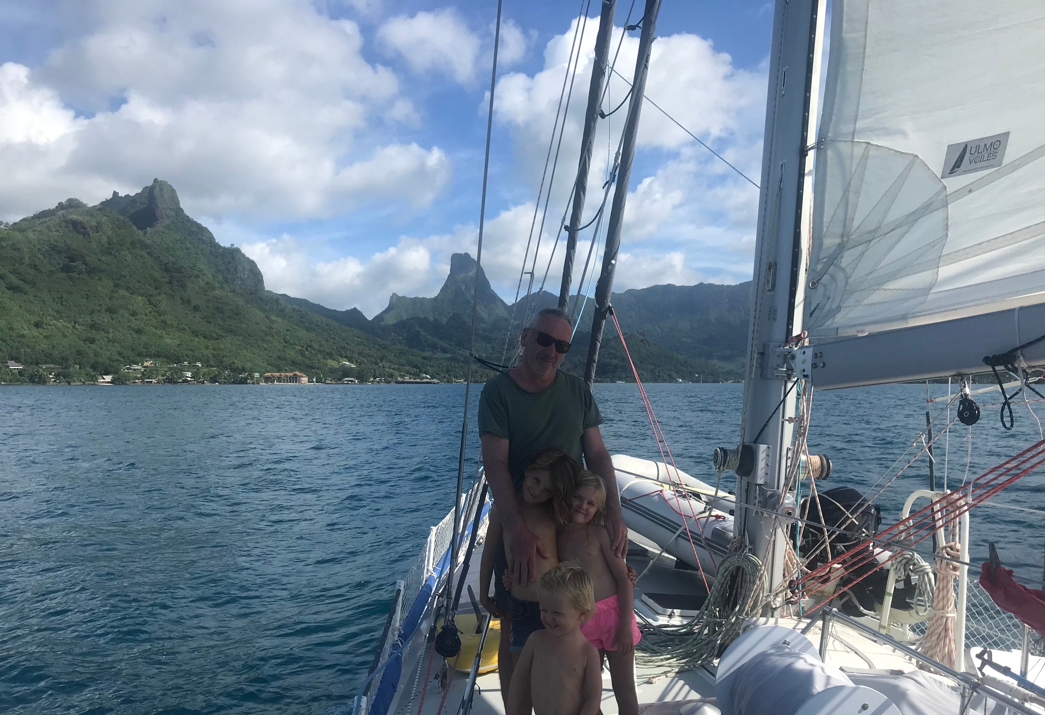 Marc et enfants, baie de Cook, Moorea