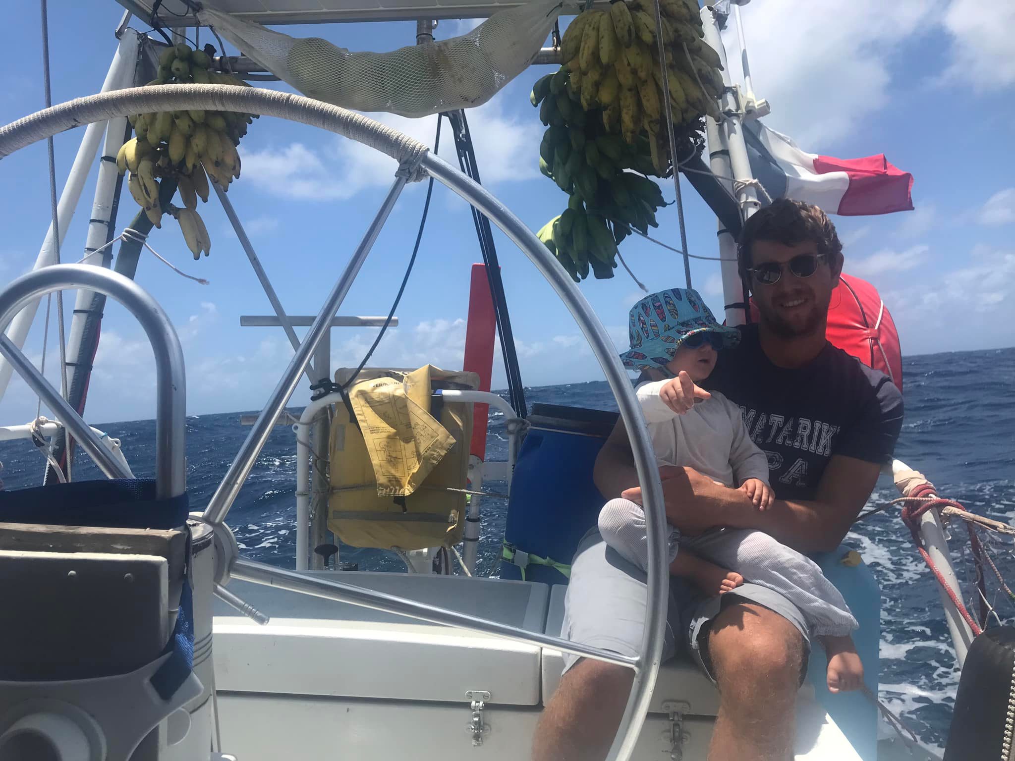 En mer avec le plein de bananes, générosité des marquisiens!