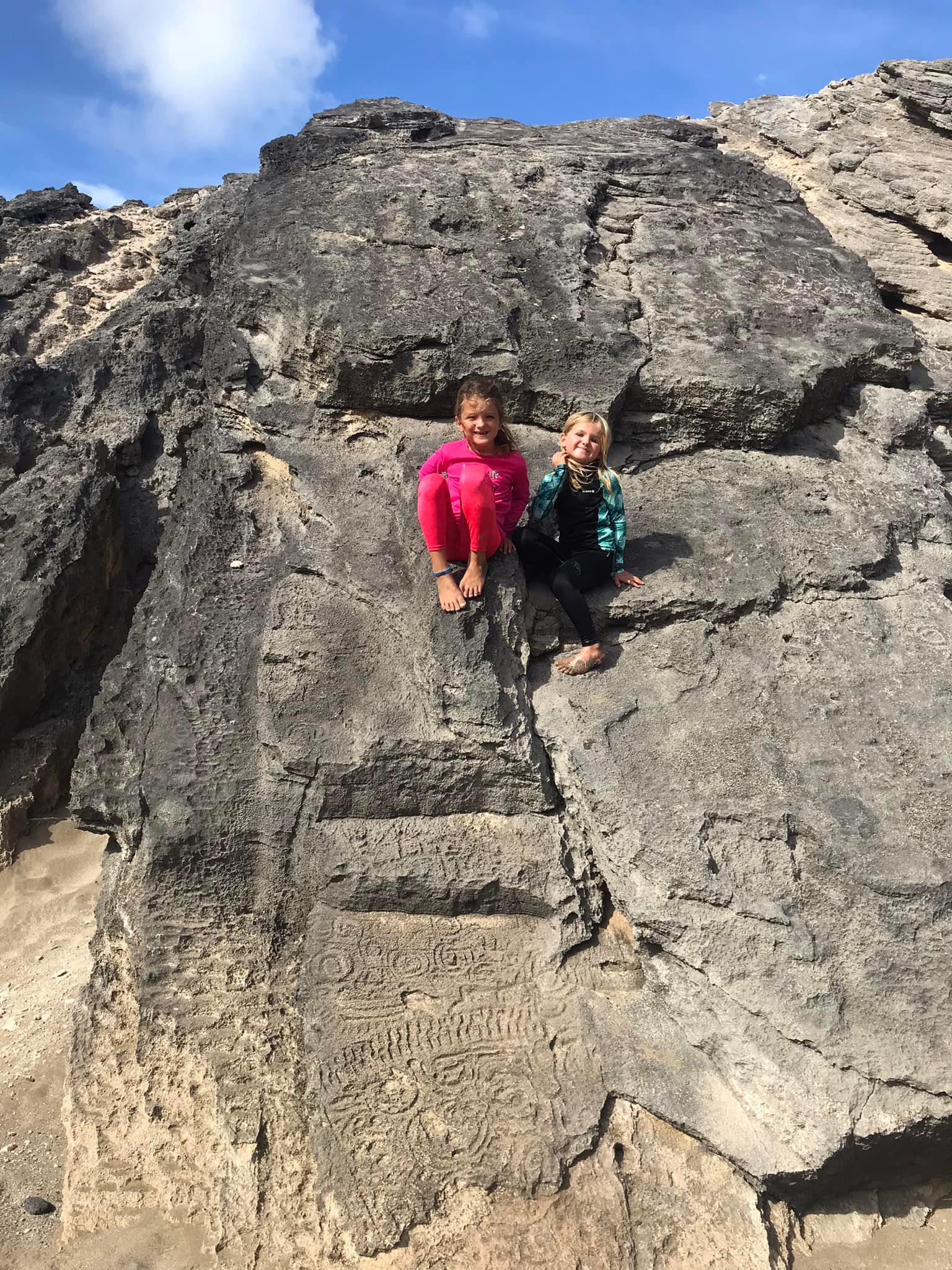 Petroglyphes sur la plage