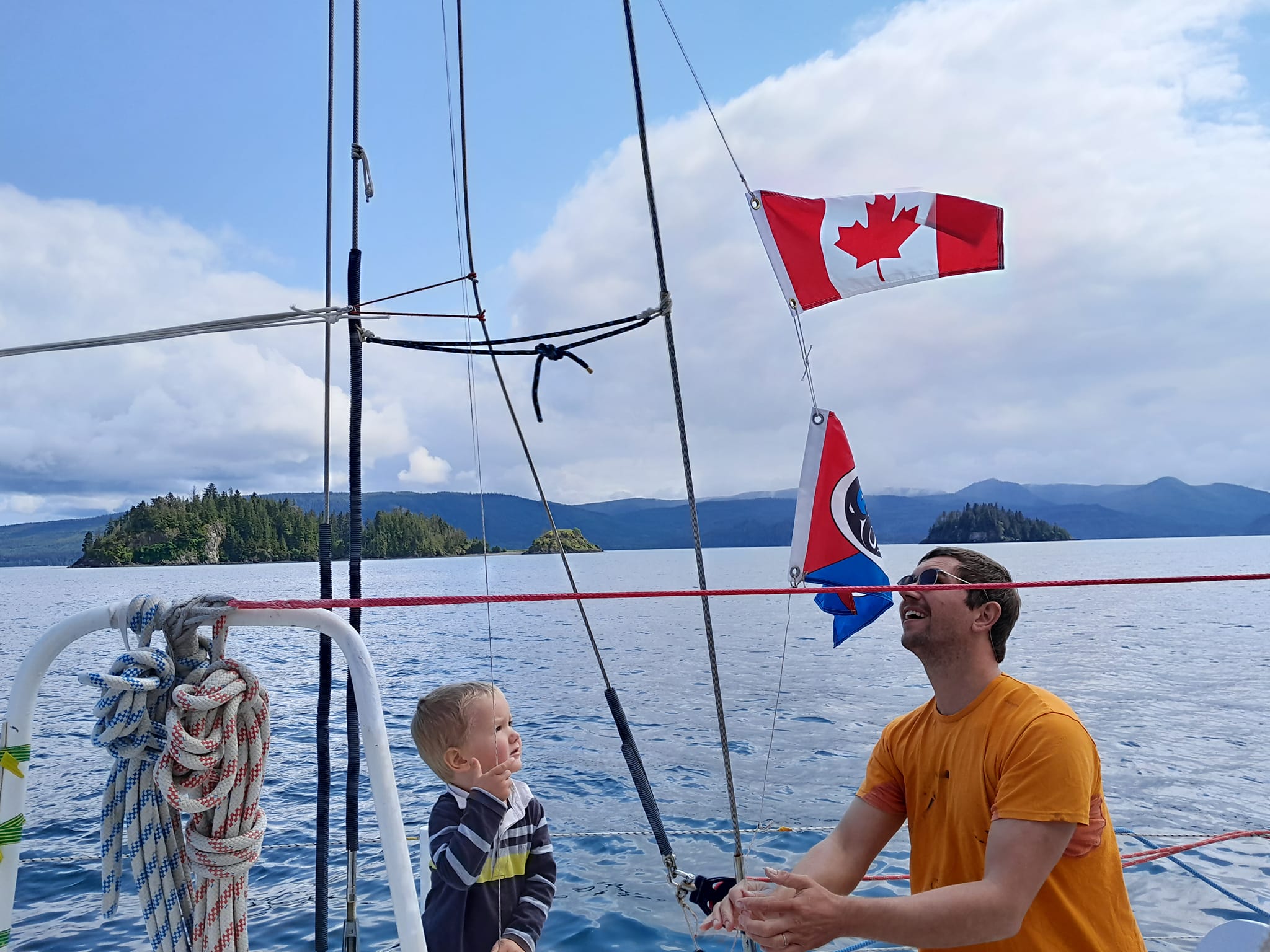 Drapeaux canadien et Haida