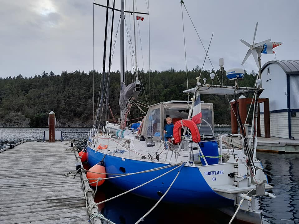 Libertaire à Secret Cove Marina, son mouillage pour l’hiver