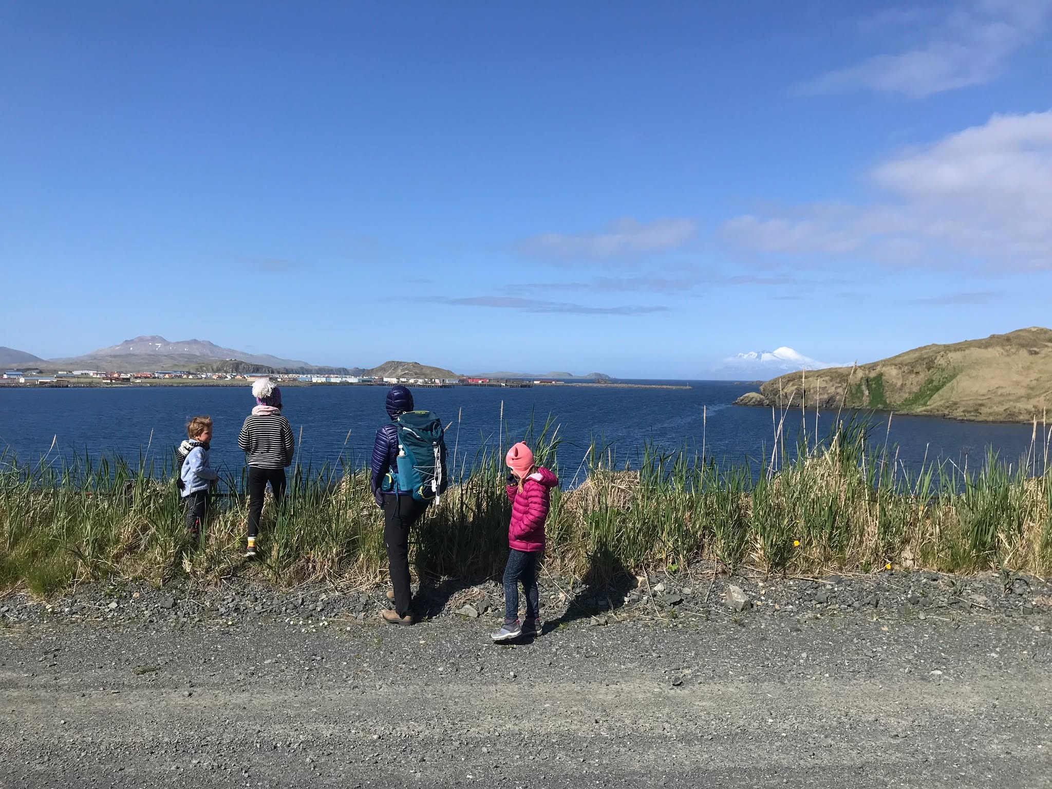Adak, volcan great sitkin en arrière plan