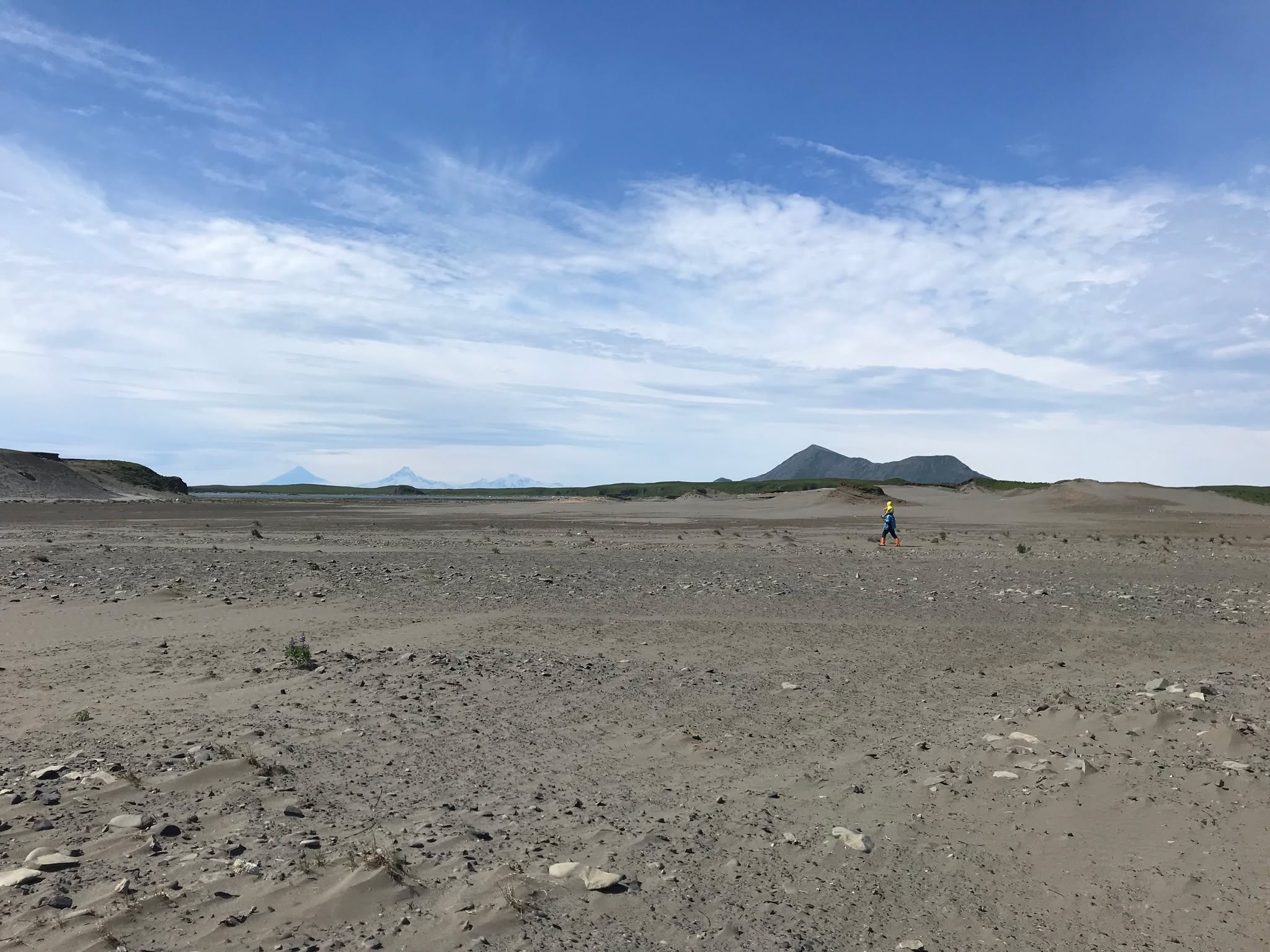 Sanak, volcan Shishalgin en arrière plan