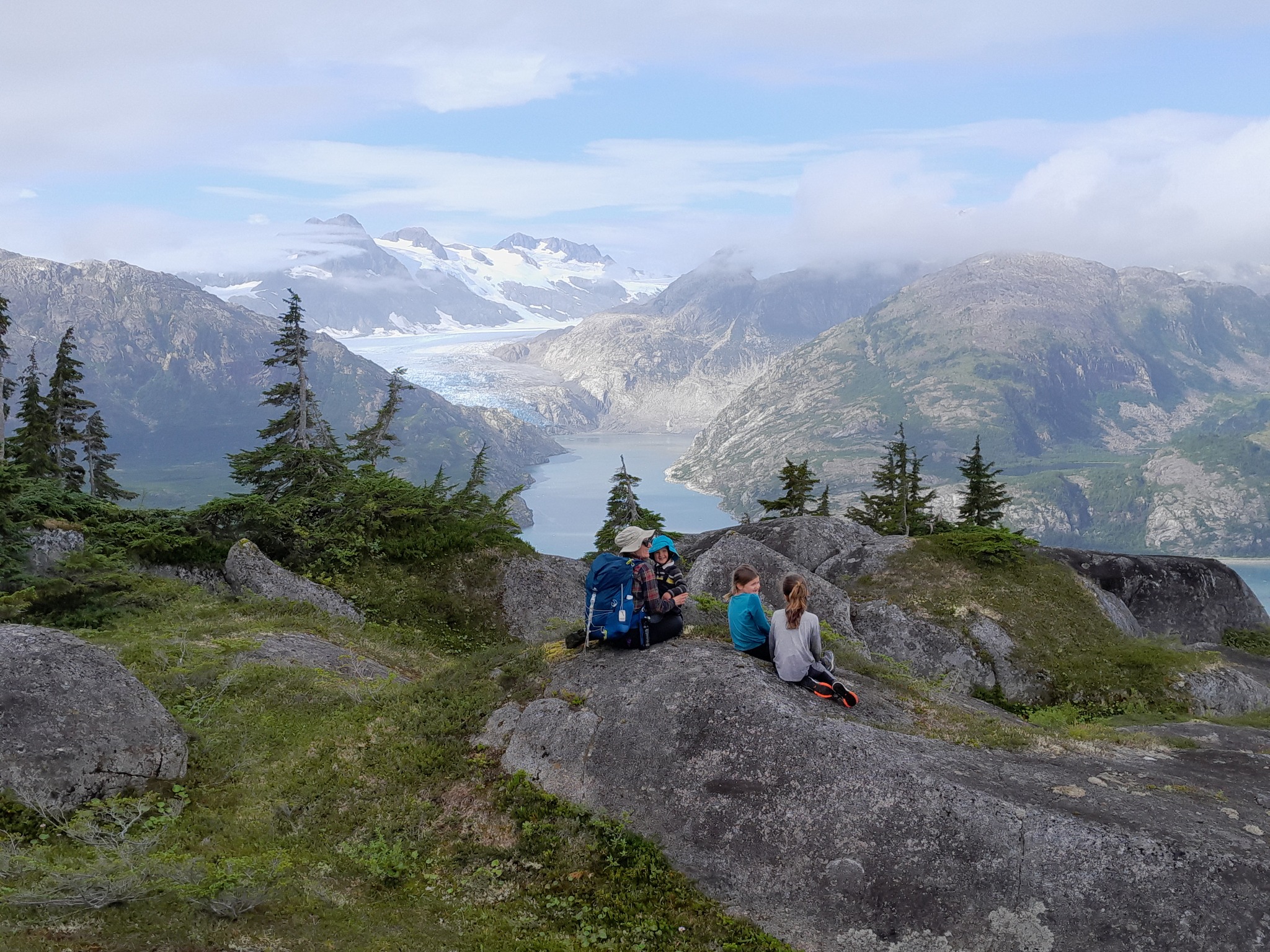 Sur les hauteurs, vue sur le Nellie Juan glacier