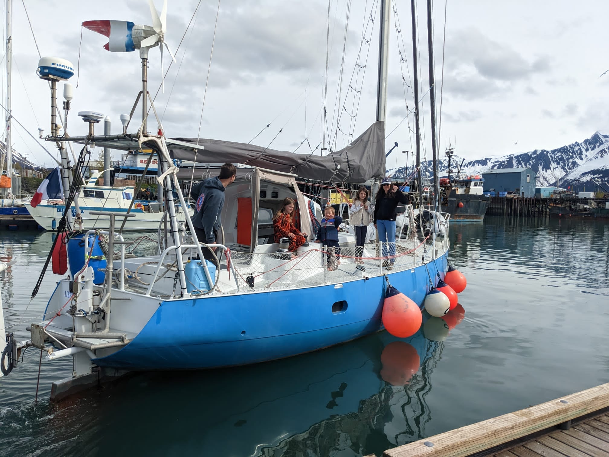 Il est temps de quitter Seward, notre port d'hivernage en Alaska où nous avons passé de merveilleux moments! Direction la Peninsule d'Alaska puis la mer de Bering pour se préparer pour le passage du Nord-Ouest cet été!  Nous sommes tristes de quitter ce chaleureux village et à la fois contents de repartir à l'aventure! Merci à tous les habitants de Seward  que l'on a rencontrés ces dernières mois pour leur acceuil et leur sympathie et aux equipages de Setjin, Caprivi, Polar express et Lumi! Bon vent!