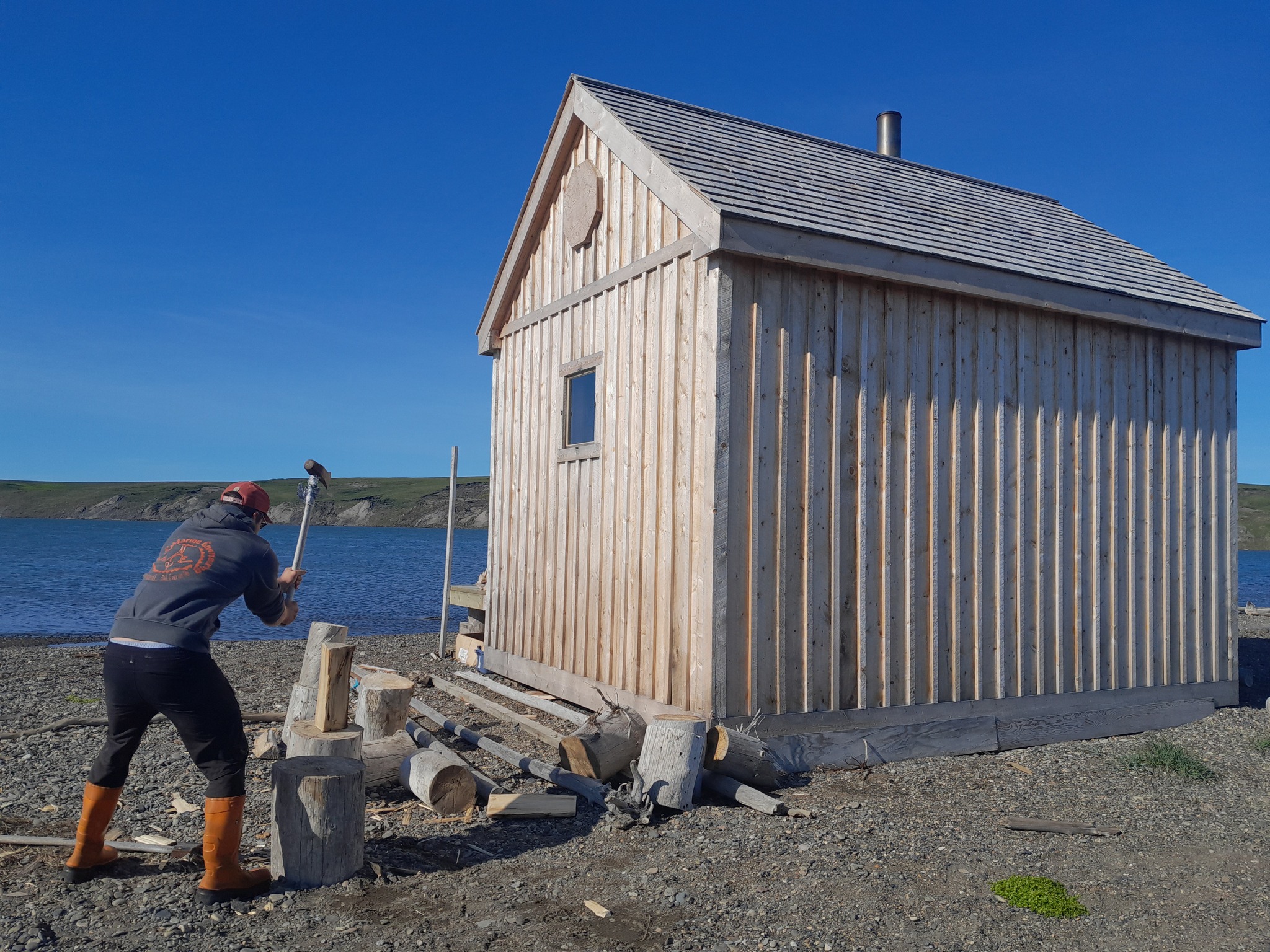 On coupe du bois pour le sauna, Herschel island
