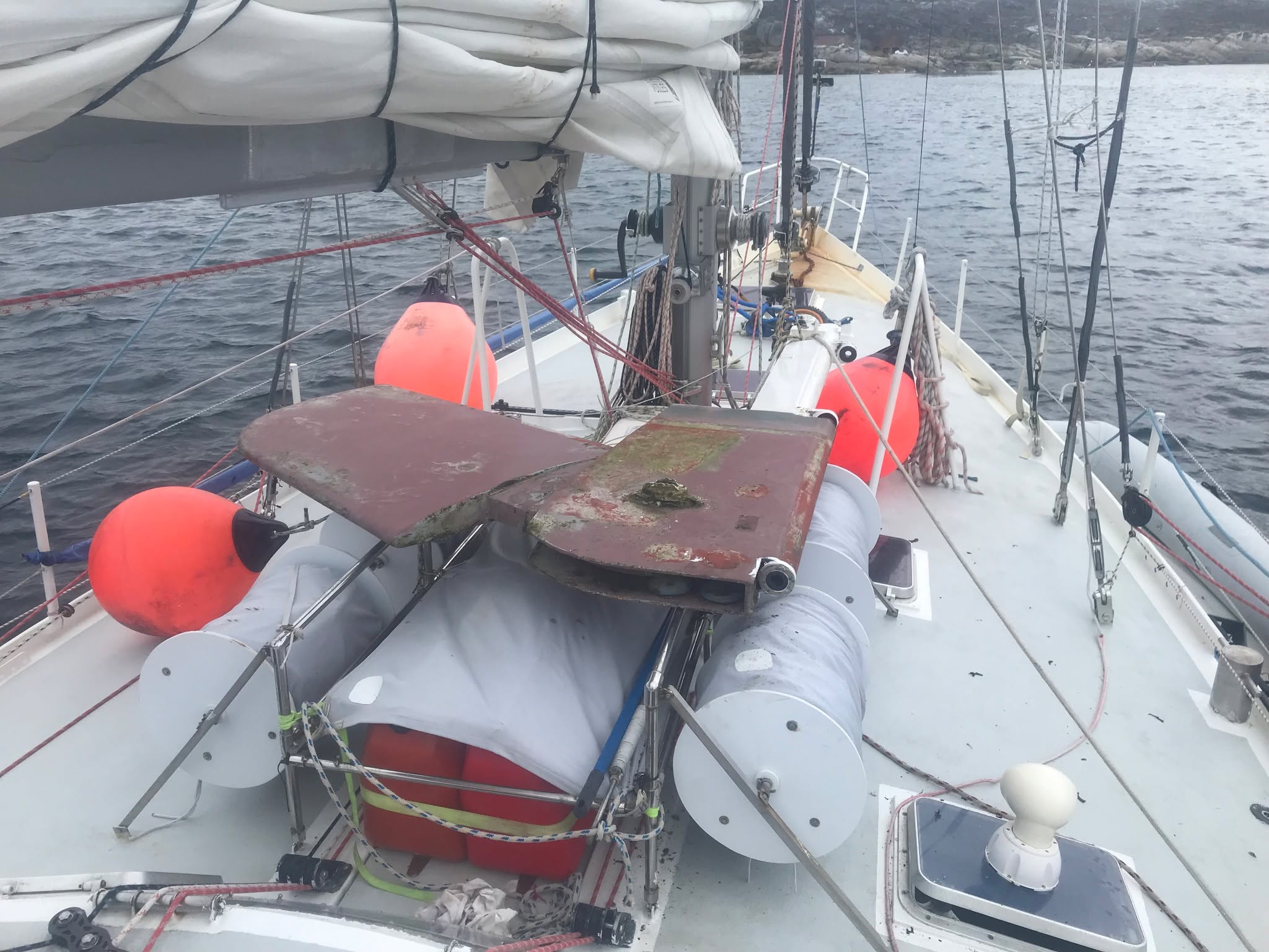 Rudder surgery, Qeqertarssuak. (Remplacement de la bague inférieure qui commençait a avoir un peu de jeu...)
