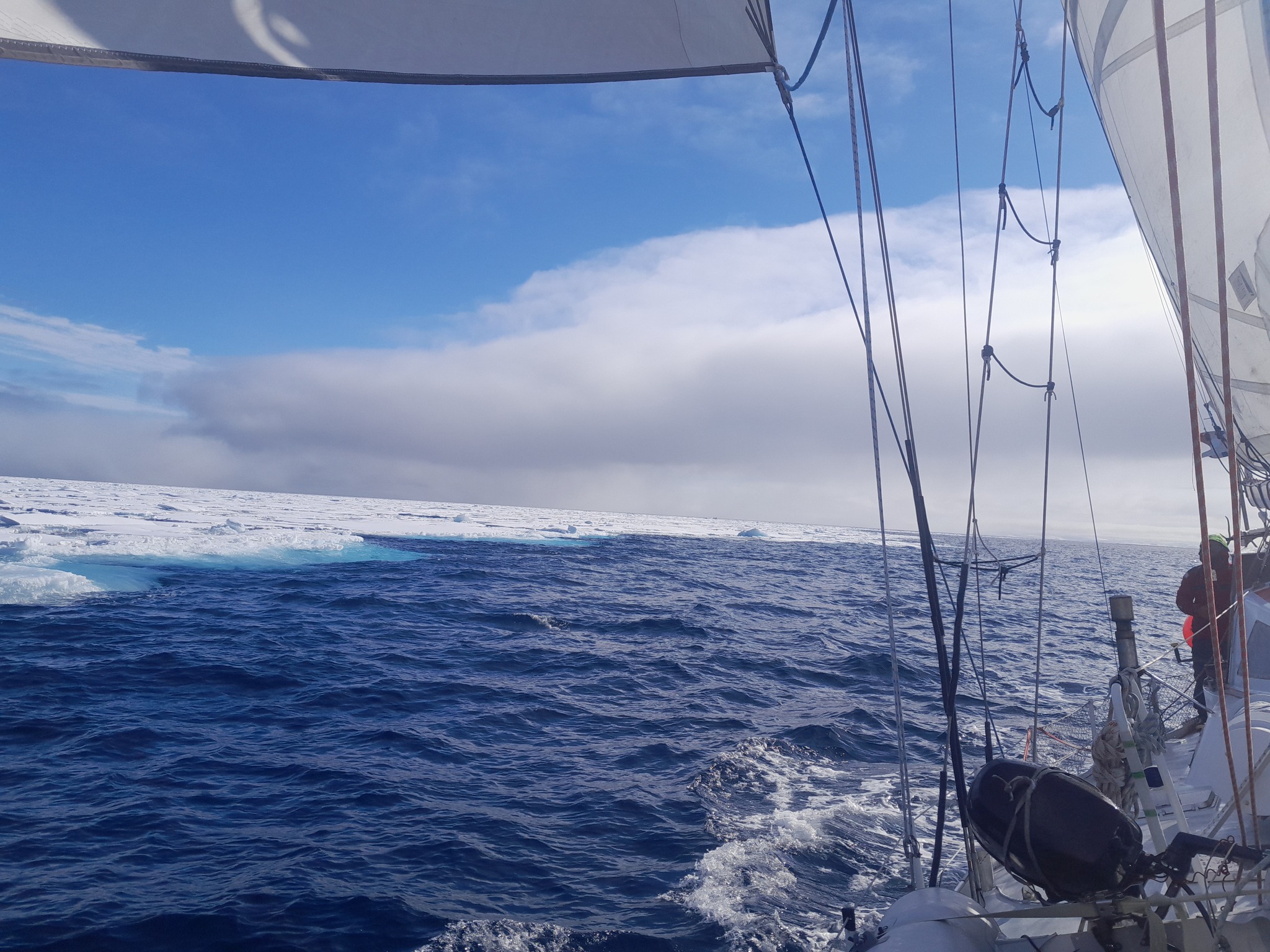 On longe le pack 8/10 dans le Franklin strait